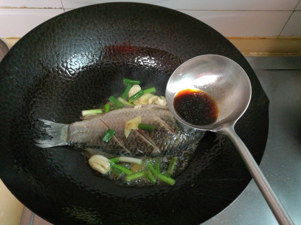 鯽魚花生仁燉烤麩的做法-家常味燉菜譜