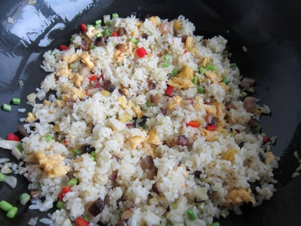 泡菜臘肉蛋炒飯的做法-咸鮮味炒菜譜