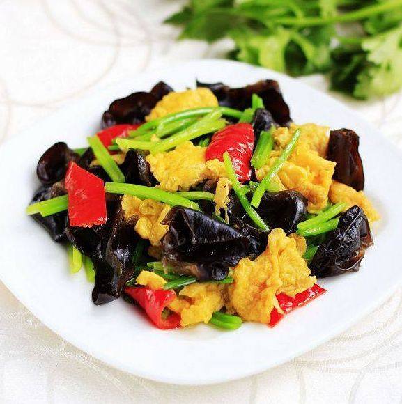 毛芹木耳炒雞蛋的做法-家常味炒菜譜-易網健康養生網 毛芹木耳炒雞蛋的做法-家常味炒菜譜