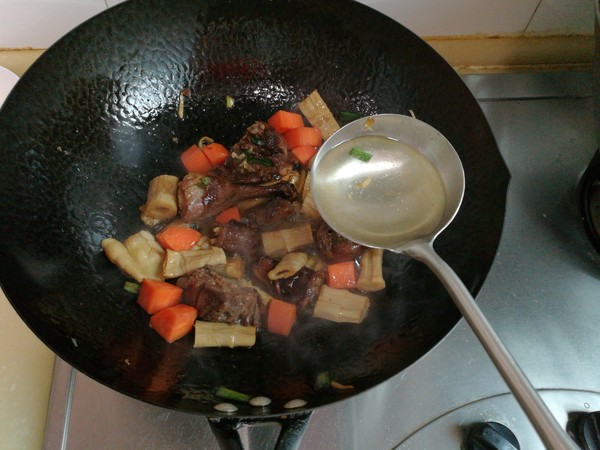 醬鴨燉筍干的做法-家常味燉菜譜