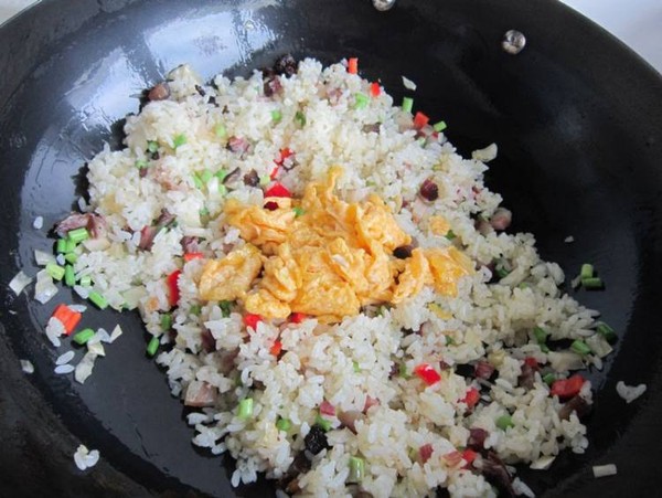 泡菜臘肉蛋炒飯的做法-咸鮮味炒菜譜