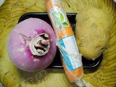 臘味地三鮮燜飯的做法-咸鮮味燜菜譜-易網<a href=http://www.xllyou.com/ target=_blank class=infotextkey>健康養生</a>網 臘味地三鮮燜飯的做法-咸鮮味燜菜譜