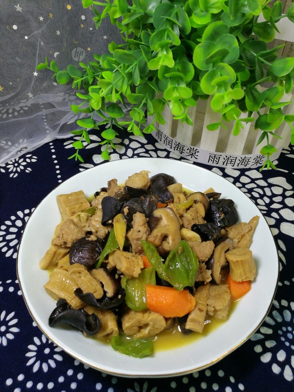 牛肉筍干大雜燴的做法-家常味燴菜譜-易網健康養生網 牛肉筍干大雜燴的做法-家常味燴菜譜