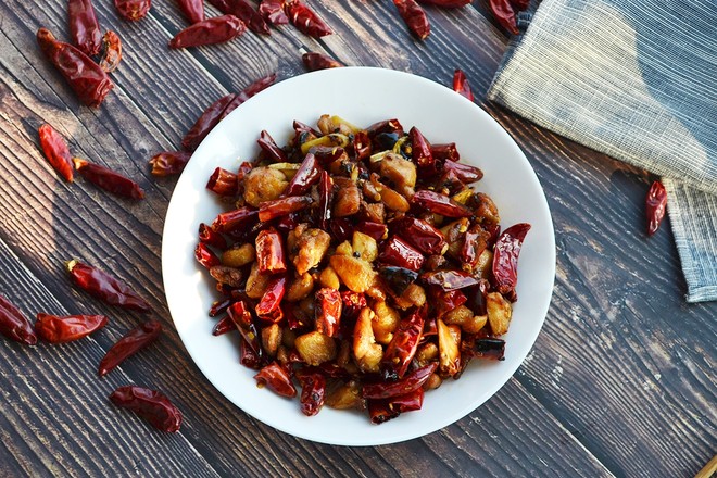 辣子雞丁的做法-麻辣味炒菜譜-易網健康養生網 辣子雞丁的做法-麻辣味炒菜譜