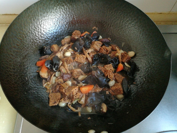 烤麩燴菜的做法-家常味燴菜譜-易網健康養生網 烤麩燴菜的做法-家常味燴菜譜