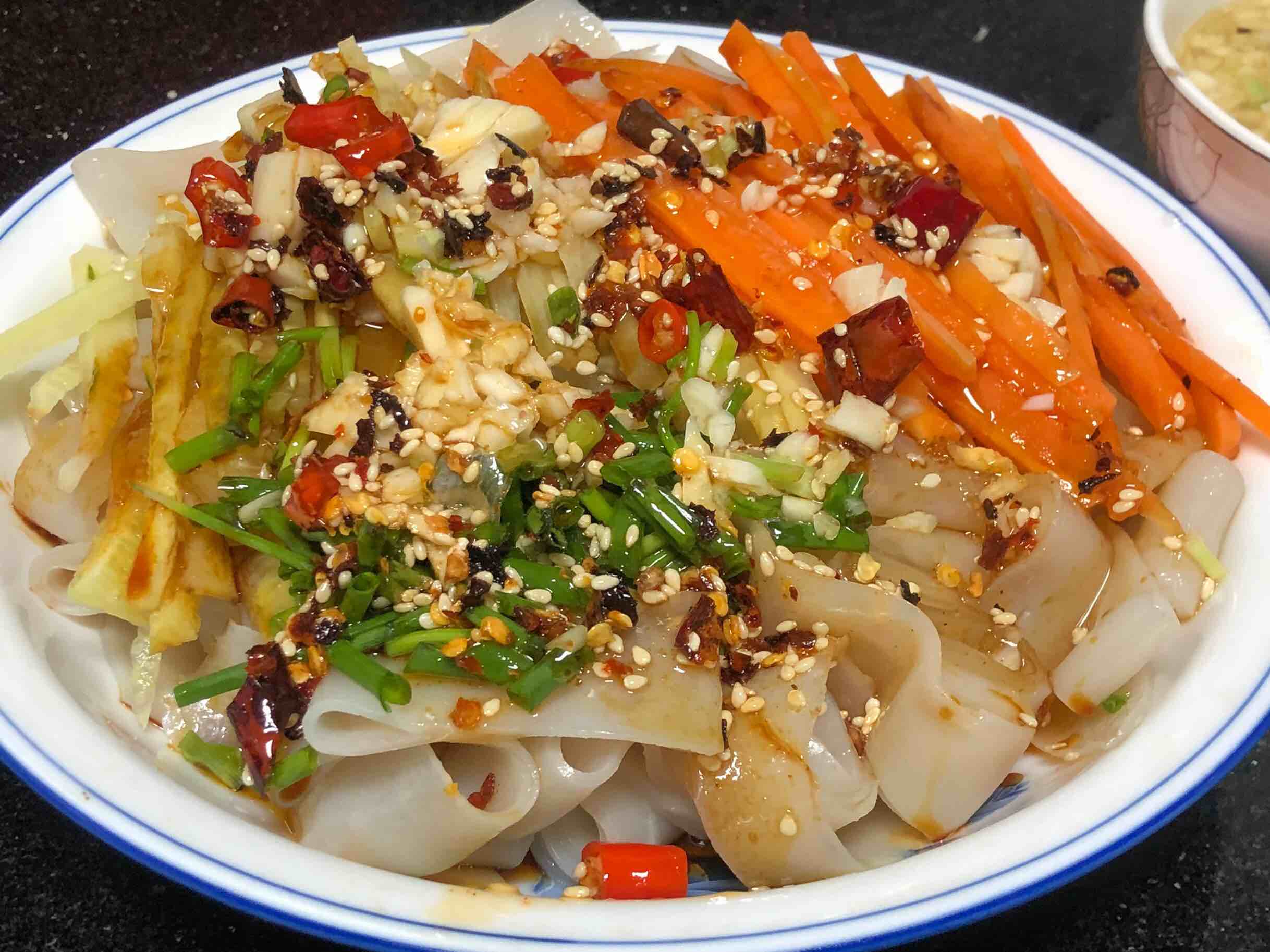 簡(jiǎn)單易做滴涼皮的做法-酸辣味蒸菜譜-易網(wǎng)健康養(yǎng)生網(wǎng) 簡(jiǎn)單易做滴涼皮的做法-酸辣味蒸菜譜