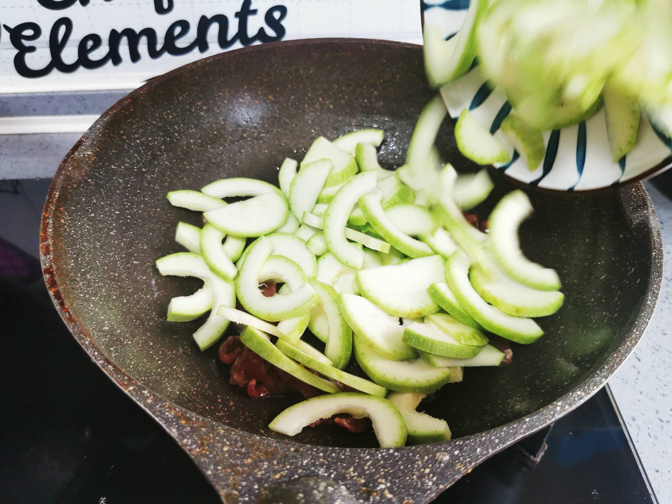 臘腸炒西葫蘆的做法-家常味炒菜譜-易網健康養生網 臘腸炒西葫蘆的做法-家常味炒菜譜