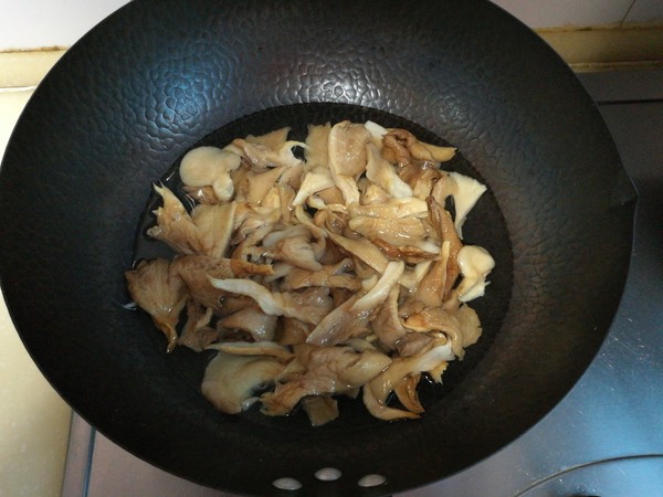 鳳尾菇炒肉的做法-家常味炒菜譜-易網<a href=http://www.xllyou.com/ target=_blank class=infotextkey>健康養生</a>網 鳳尾菇炒肉的做法-家常味炒菜譜