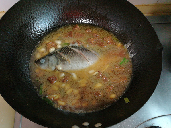 鯽魚花生仁燉烤麩的做法-家常味燉菜譜