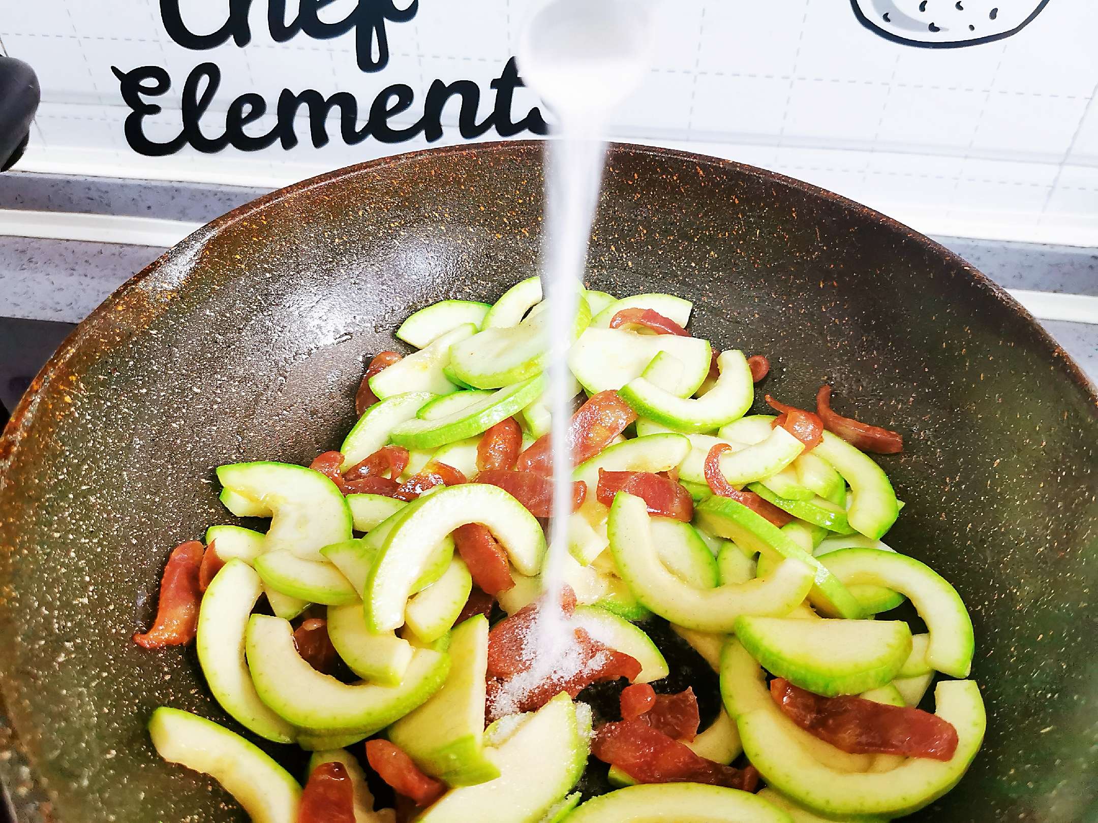 臘腸炒西葫蘆的做法-家常味炒菜譜-易網健康養生網 臘腸炒西葫蘆的做法-家常味炒菜譜