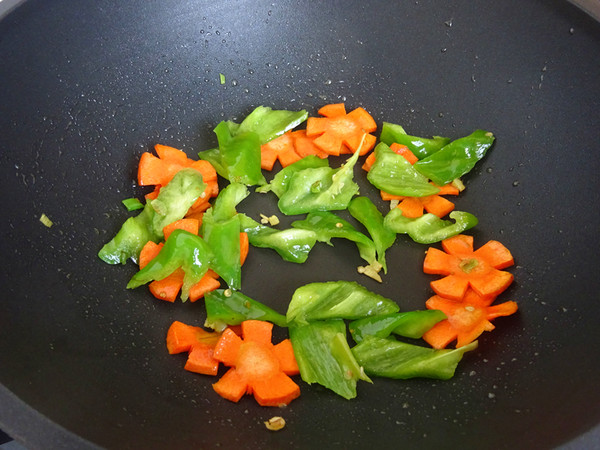 小炒蓮藕的做法-咸鮮味炒菜譜-易網(wǎng)健康養(yǎng)生網(wǎng) 小炒蓮藕的做法-咸鮮味炒菜譜