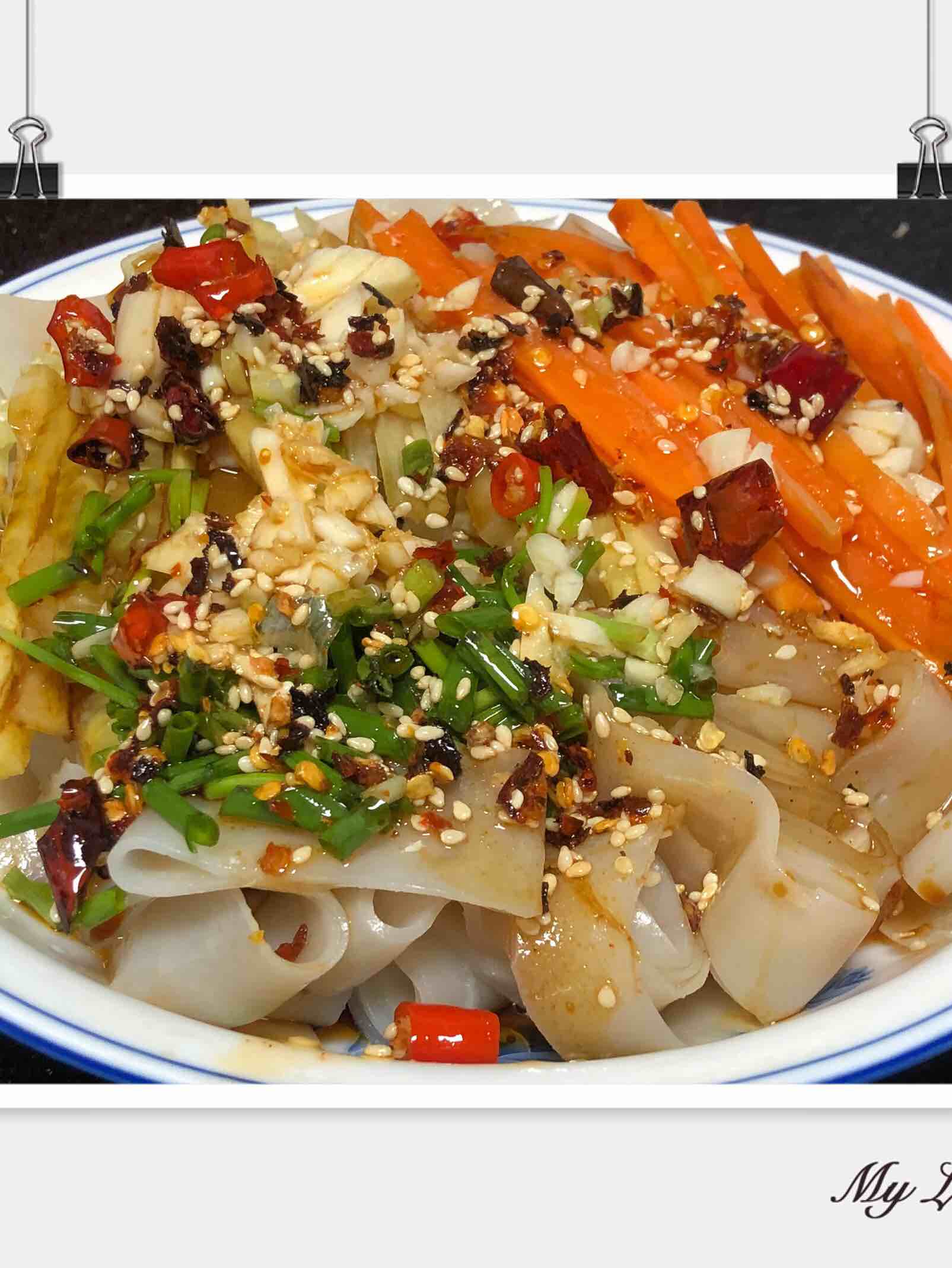 簡(jiǎn)單易做滴涼皮的做法-酸辣味蒸菜譜