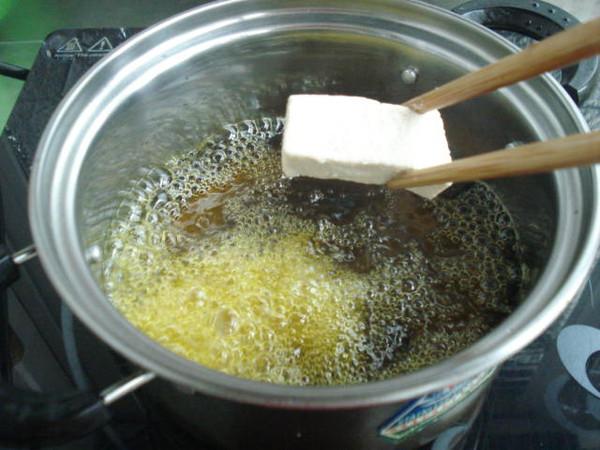 糖醋芝麻豆腐的做法-酸甜味炒菜譜-易網(wǎng)<a href=http://www.xllyou.com/ target=_blank class=infotextkey>健康養(yǎng)生</a>網(wǎng) 糖醋芝麻豆腐的做法-酸甜味炒菜譜