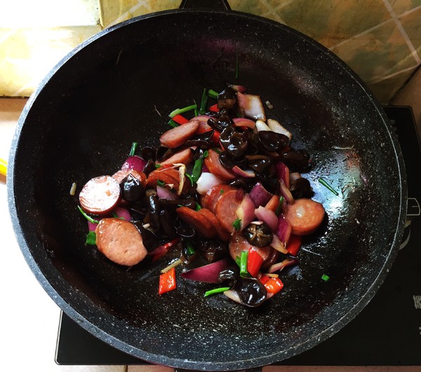 小炒紅腸的做法-家常味炒菜譜-易網健康養生網 小炒紅腸的做法-家常味炒菜譜