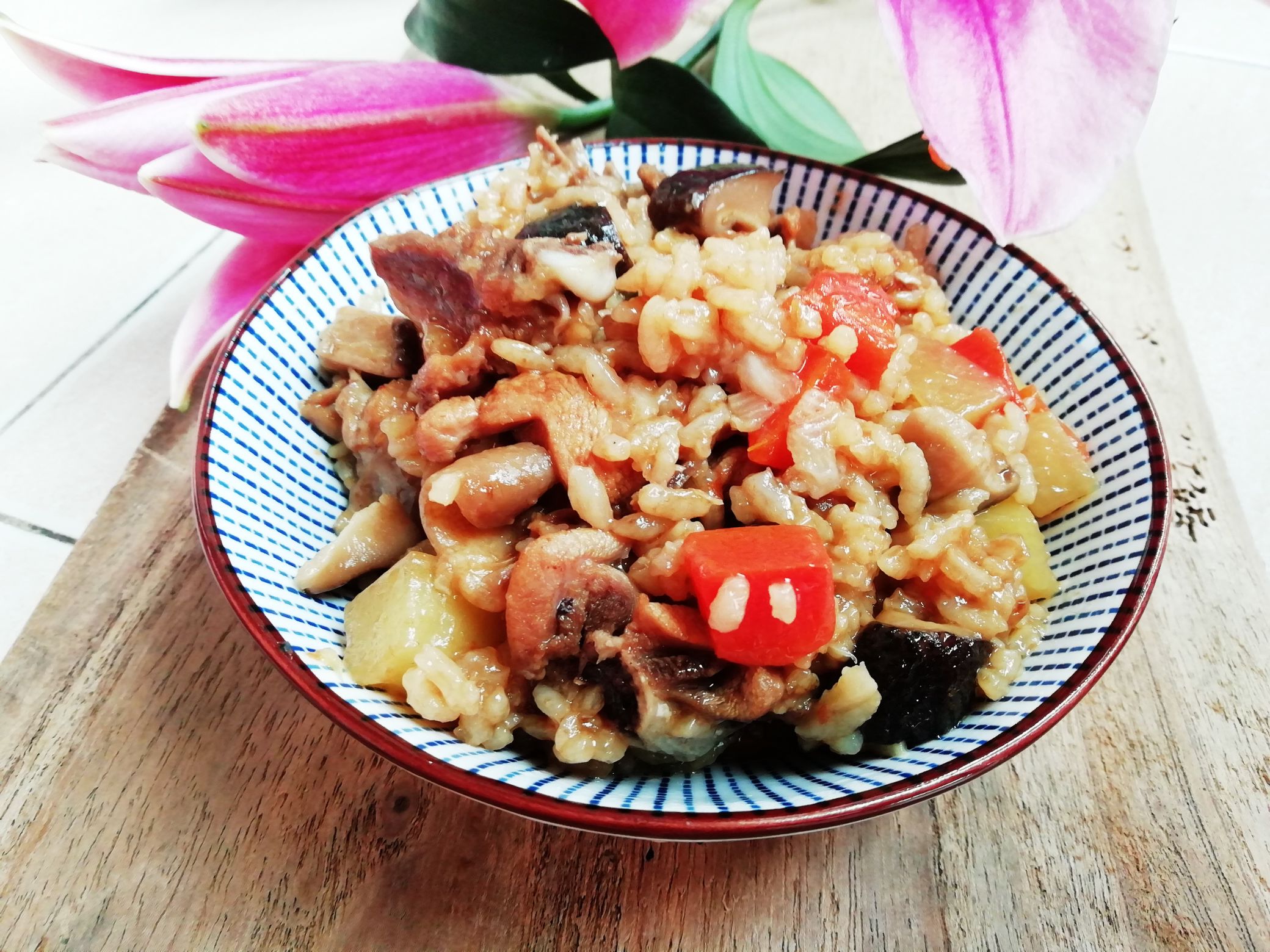 香菇燜雞飯的做法-咸鮮味炒菜譜-易網(wǎng)健康養(yǎng)生網(wǎng) 香菇燜雞飯的做法-咸鮮味炒菜譜