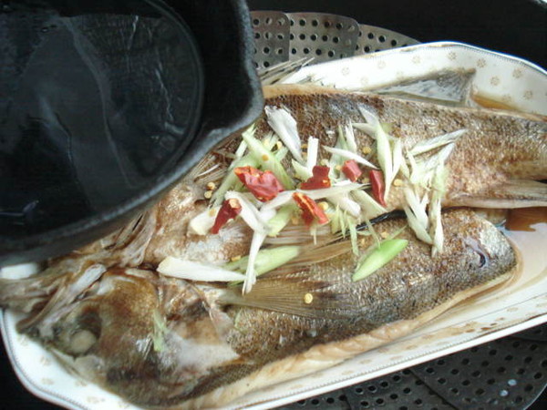清蒸海鱸魚的做法-咸鮮味蒸菜譜-易網健康養生網 清蒸海鱸魚的做法-咸鮮味蒸菜譜