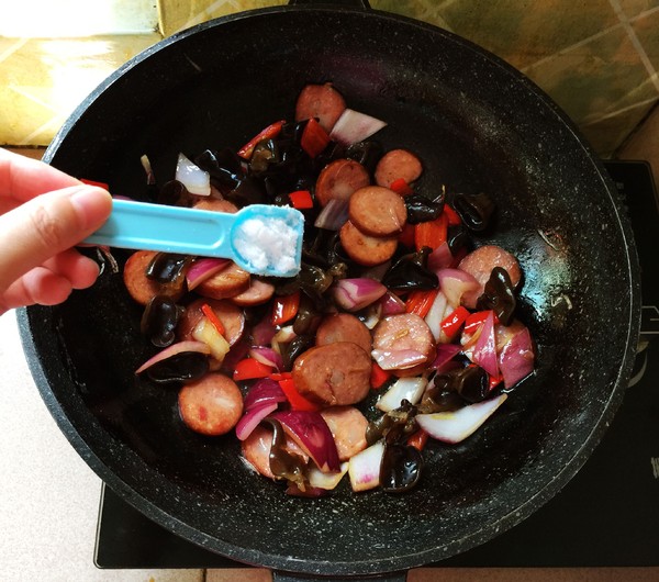 小炒紅腸的做法-家常味炒菜譜-易網健康養生網 小炒紅腸的做法-家常味炒菜譜