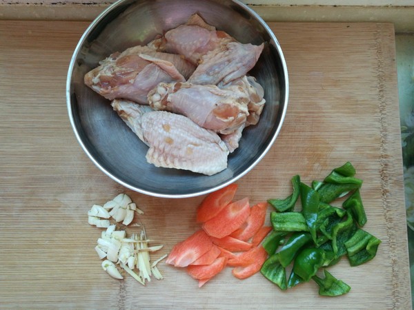 啤酒燉雞翅的做法-家常味燉菜譜-易網(wǎng)<a href=http://www.xllyou.com/ target=_blank class=infotextkey>健康養(yǎng)生</a>網(wǎng) 啤酒燉雞翅的做法-家常味燉菜譜