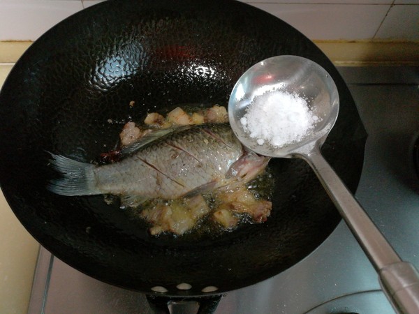 回鍋肉燉鯽魚的做法-家常味燉菜譜-易網(wǎng)健康養(yǎng)生網(wǎng) 回鍋肉燉鯽魚的做法-家常味燉菜譜