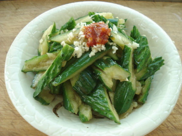 拍黃瓜的做法-家常味拌菜譜-易網(wǎng)健康養(yǎng)生網(wǎng) 拍黃瓜的做法-家常味拌菜譜