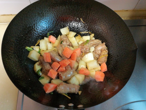 雞脖子燉土豆的做法-家常味燉菜譜-易網健康養生網 雞脖子燉土豆的做法-家常味燉菜譜