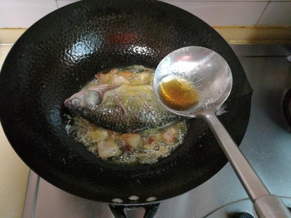 回鍋肉燉鯽魚的做法-家常味燉菜譜-易網(wǎng)健康養(yǎng)生網(wǎng) 回鍋肉燉鯽魚的做法-家常味燉菜譜