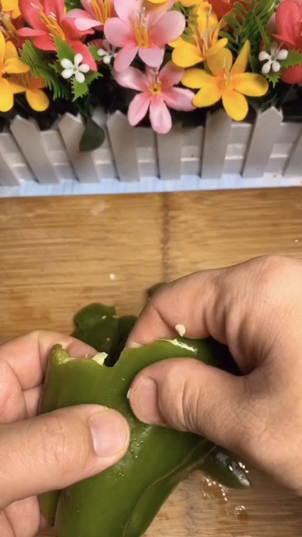 青椒炒雞蛋的做法-咸鮮味炒菜譜-易網(wǎng)<a href=http://www.xllyou.com/ target=_blank class=infotextkey>健康養(yǎng)生</a>網(wǎng) 青椒炒雞蛋的做法-咸鮮味炒菜譜