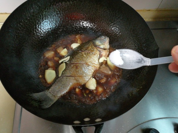 回鍋肉燉鯽魚的做法-家常味燉菜譜-易網(wǎng)健康養(yǎng)生網(wǎng) 回鍋肉燉鯽魚的做法-家常味燉菜譜