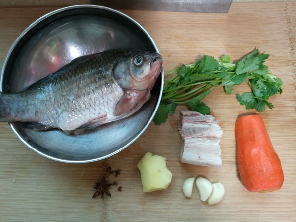 回鍋肉燉鯽魚的做法-家常味燉菜譜-易網(wǎng)<a href=http://www.xllyou.com/ target=_blank class=infotextkey>健康養(yǎng)生</a>網(wǎng) 回鍋肉燉鯽魚的做法-家常味燉菜譜