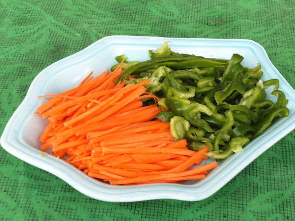 椒香三絲的做法-椒麻味炒菜譜-易網(wǎng)<a href=http://www.xllyou.com/ target=_blank class=infotextkey>健康養(yǎng)生</a>網(wǎng) 椒香三絲的做法-椒麻味炒菜譜