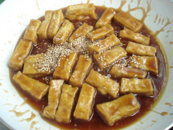 糖醋芝麻豆腐的做法-酸甜味炒菜譜-易網(wǎng)健康養(yǎng)生網(wǎng) 糖醋芝麻豆腐的做法-酸甜味炒菜譜