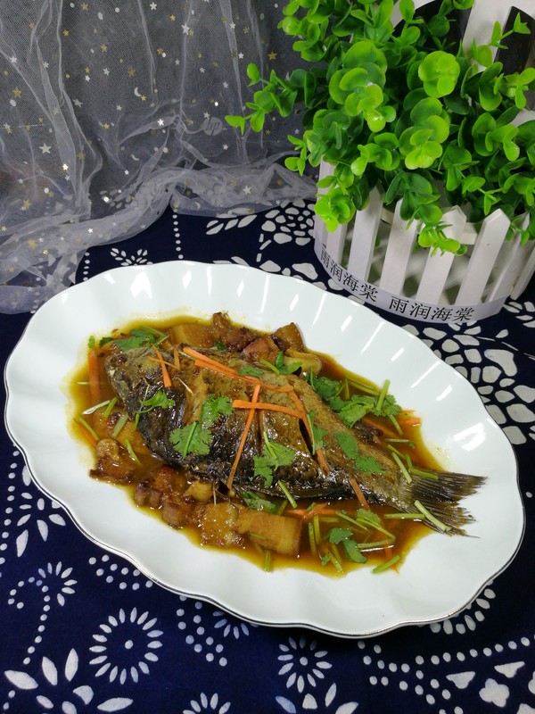 回鍋肉燉鯽魚的做法-家常味燉菜譜-易網(wǎng)健康養(yǎng)生網(wǎng) 回鍋肉燉鯽魚的做法-家常味燉菜譜