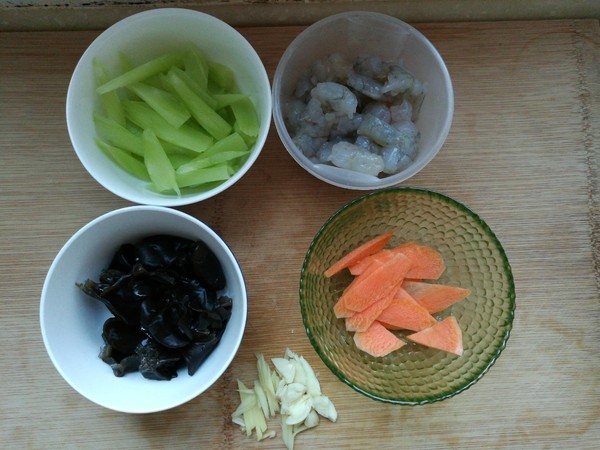 萵筍木耳炒蝦仁的做法-家常味炒菜譜-易網<a href=http://www.xllyou.com/ target=_blank class=infotextkey>健康養生</a>網 萵筍木耳炒蝦仁的做法-家常味炒菜譜