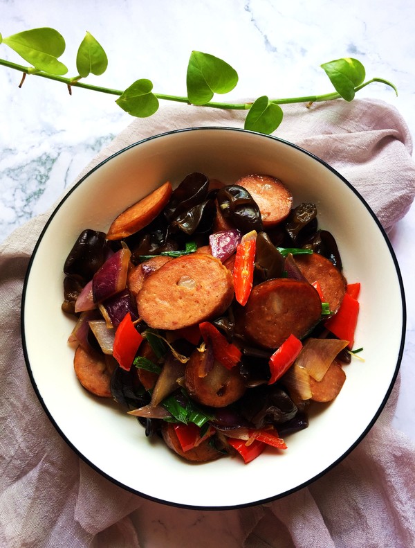 小炒紅腸的做法-家常味炒菜譜-易網健康養生網 小炒紅腸的做法-家常味炒菜譜