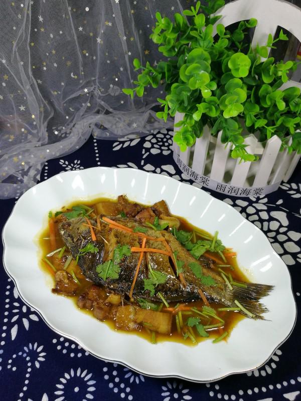 回鍋肉燉鯽魚的做法-家常味燉菜譜-易網(wǎng)健康養(yǎng)生網(wǎng) 回鍋肉燉鯽魚的做法-家常味燉菜譜