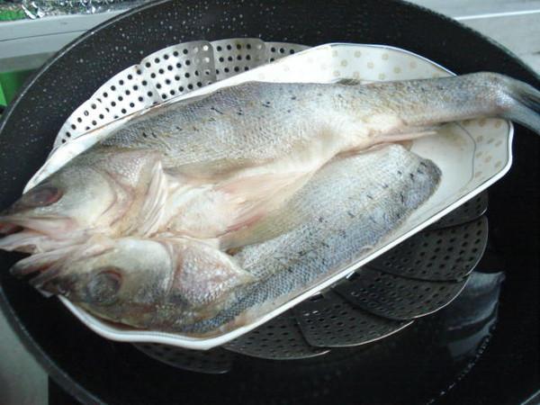 清蒸海鱸魚的做法-咸鮮味蒸菜譜-易網健康養生網 清蒸海鱸魚的做法-咸鮮味蒸菜譜