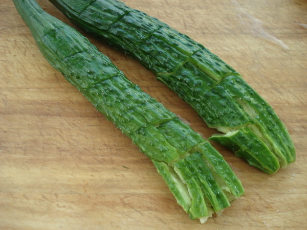 拍黃瓜的做法-家常味拌菜譜-易網(wǎng)<a href=http://www.xllyou.com/ target=_blank class=infotextkey>健康養(yǎng)生</a>網(wǎng) 拍黃瓜的做法-家常味拌菜譜