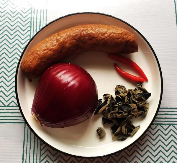 小炒紅腸的做法-家常味炒菜譜-易網<a href=http://www.xllyou.com/ target=_blank class=infotextkey>健康養生</a>網 小炒紅腸的做法-家常味炒菜譜