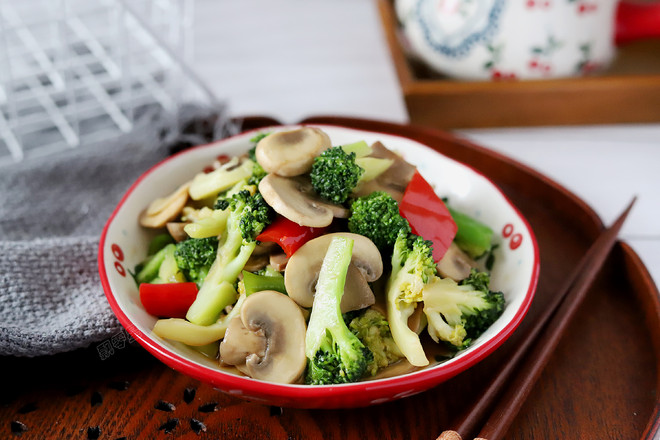 西蘭花炒口蘑的做法-家常味炒菜譜-易網(wǎng)健康養(yǎng)生網(wǎng) 西蘭花炒口蘑的做法-家常味炒菜譜