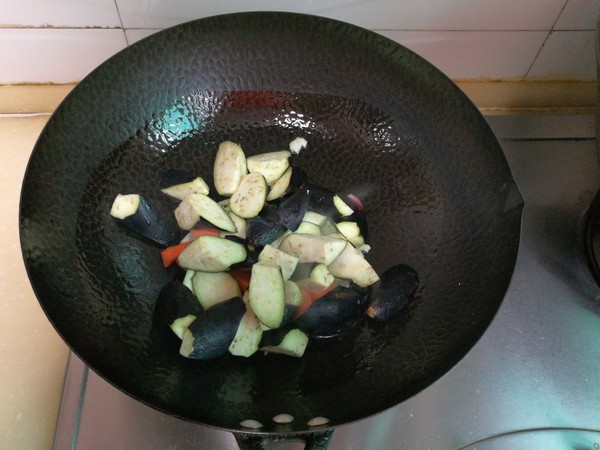 茄子花蜆子燴玉米的做法-家常味燴菜譜-易網(wǎng)健康養(yǎng)生網(wǎng) 茄子花蜆子燴玉米的做法-家常味燴菜譜