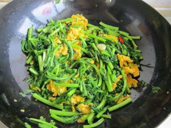 茼蒿炒雞蛋的做法-家常味炒菜譜-易網(wǎng)健康養(yǎng)生網(wǎng) 茼蒿炒雞蛋的做法-家常味炒菜譜