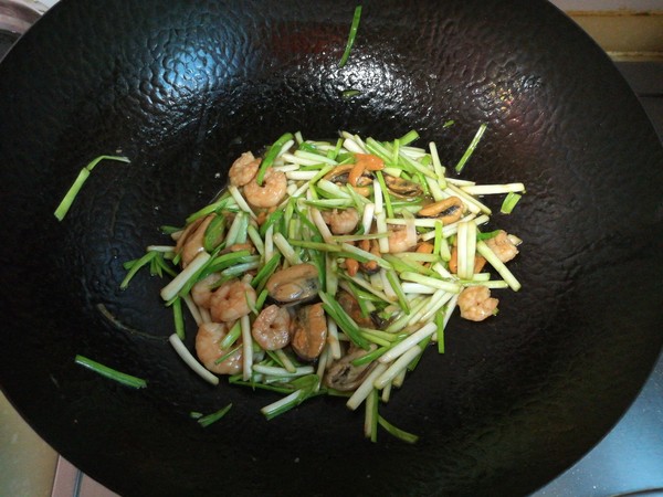 蒜黃炒貽貝蝦仁的做法-家常味炒菜譜