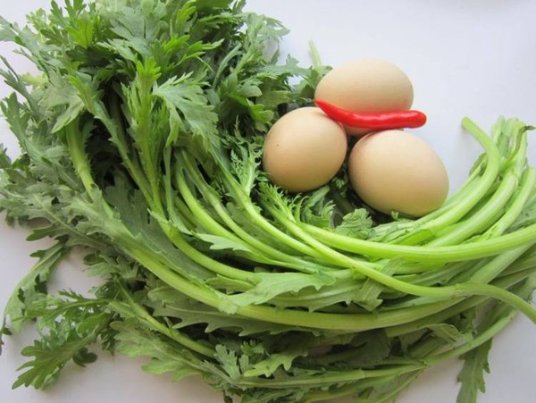茼蒿炒雞蛋的做法-家常味炒菜譜-易網(wǎng)<a href=http://www.xllyou.com/ target=_blank class=infotextkey>健康養(yǎng)生</a>網(wǎng) 茼蒿炒雞蛋的做法-家常味炒菜譜