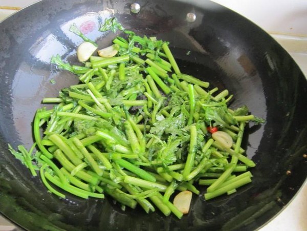 茼蒿炒雞蛋的做法-家常味炒菜譜-易網(wǎng)健康養(yǎng)生網(wǎng) 茼蒿炒雞蛋的做法-家常味炒菜譜