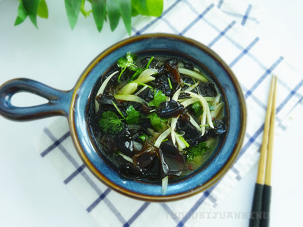 撈汁木耳的做法-咸鮮味拌菜譜-易網健康養生網 撈汁木耳的做法-咸鮮味拌菜譜