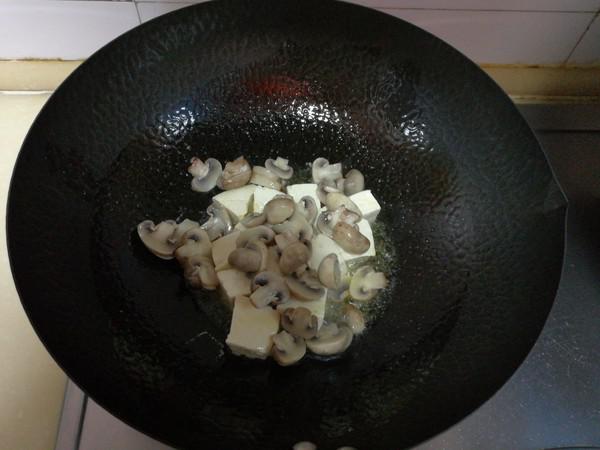 木耳口蘑熘豆腐的做法-家常味熘菜譜