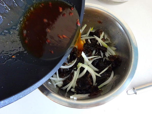 撈汁木耳的做法-咸鮮味拌菜譜-易網健康養生網 撈汁木耳的做法-咸鮮味拌菜譜