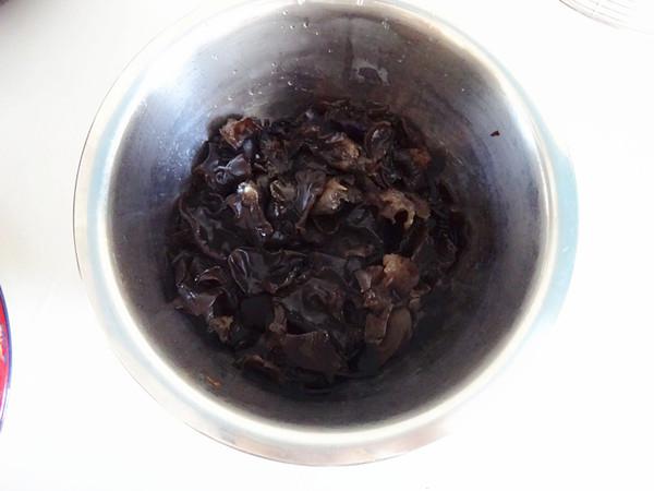 撈汁木耳的做法-咸鮮味拌菜譜-易網<a href=http://www.xllyou.com/ target=_blank class=infotextkey>健康養生</a>網 撈汁木耳的做法-咸鮮味拌菜譜