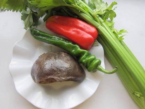 芹菜炒豬肝的做法-家常味炒菜譜-易網<a href=http://www.xllyou.com/ target=_blank class=infotextkey>健康養生</a>網 芹菜炒豬肝的做法-家常味炒菜譜