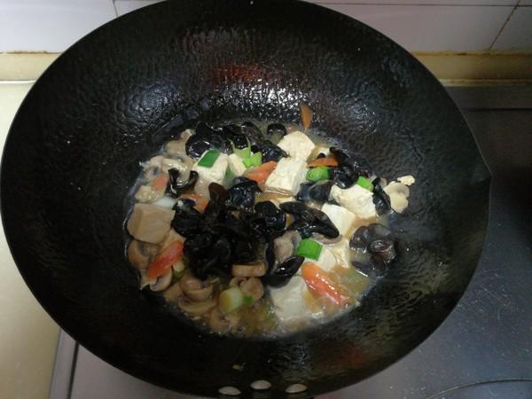 木耳口蘑熘豆腐的做法-家常味熘菜譜
